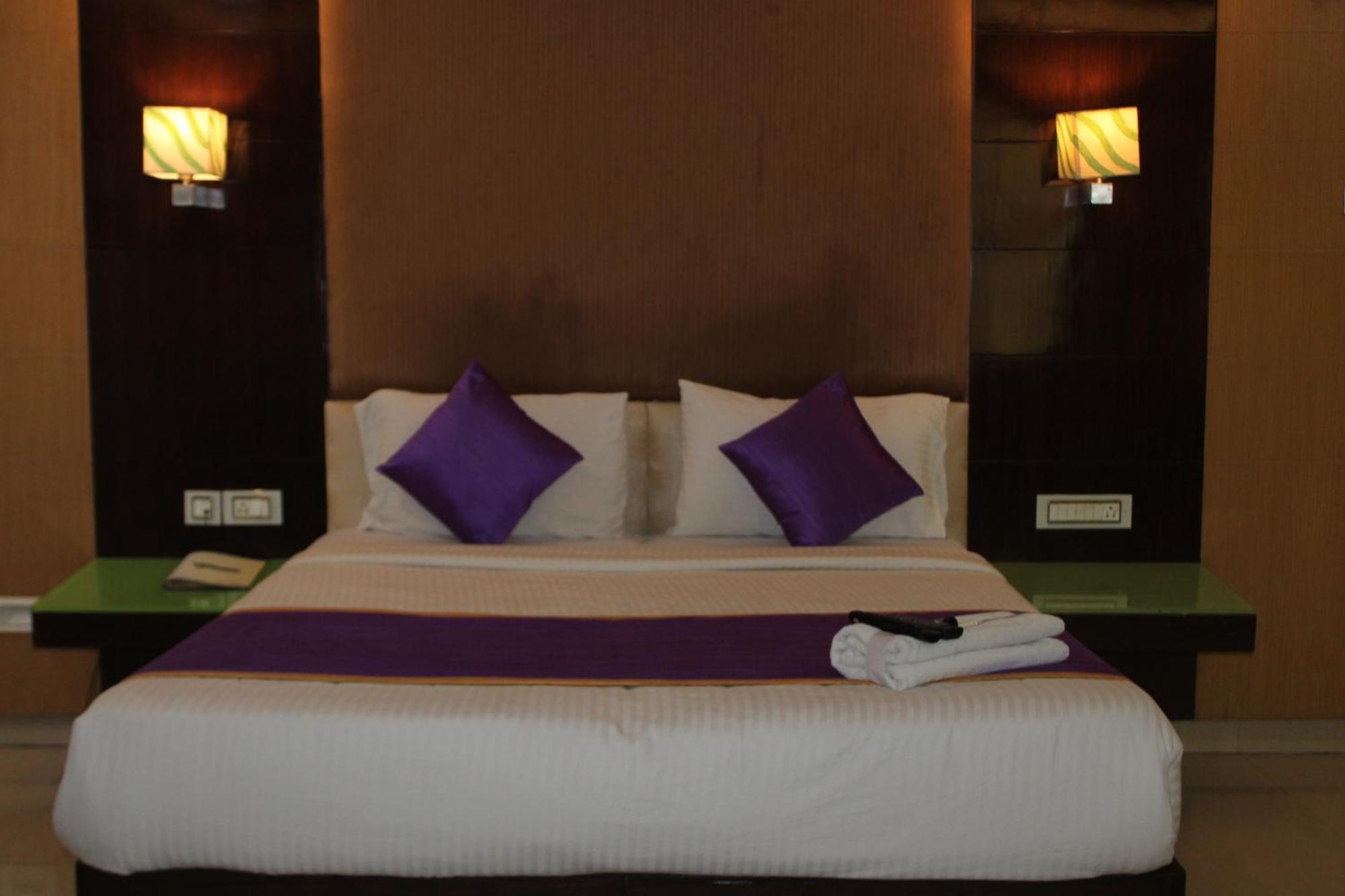 Vp International Hotel Bangalore Exterior photo